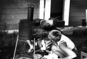 Pappa och mamma grillar